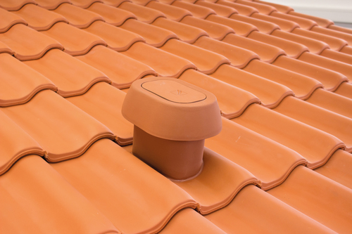 Ceramiczne kominki wentylacyjne i odpowietrzające niezbędny element dachu